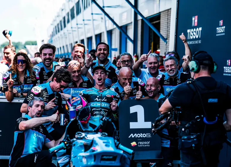 El motociclista colombo-español David Alonso celebra su victoria con el staff de su equipo. Foto: tomada del x de @AsparTeam