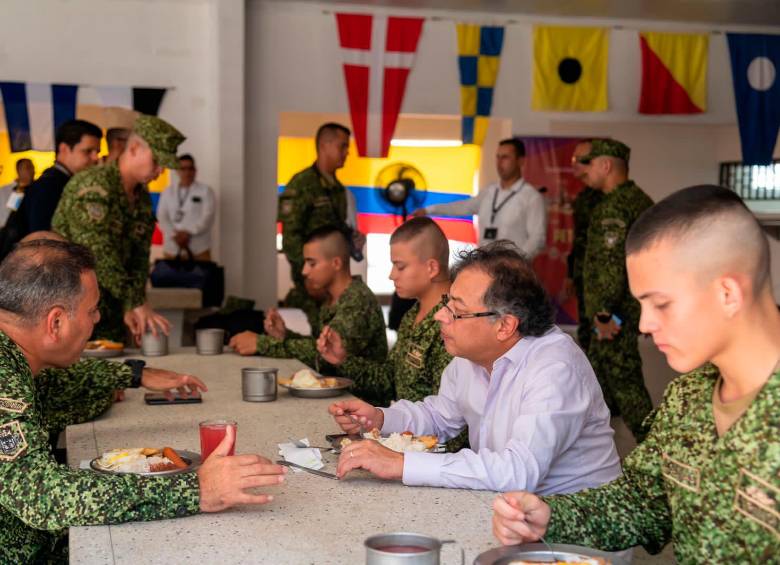 El viernes, en la tarde, Petro almorzó con los soldados del Batallón de Infantería de Marina de Cartagena. Está esquivando los escenarios en los que solo está el mando militar. FOTO Coertesía