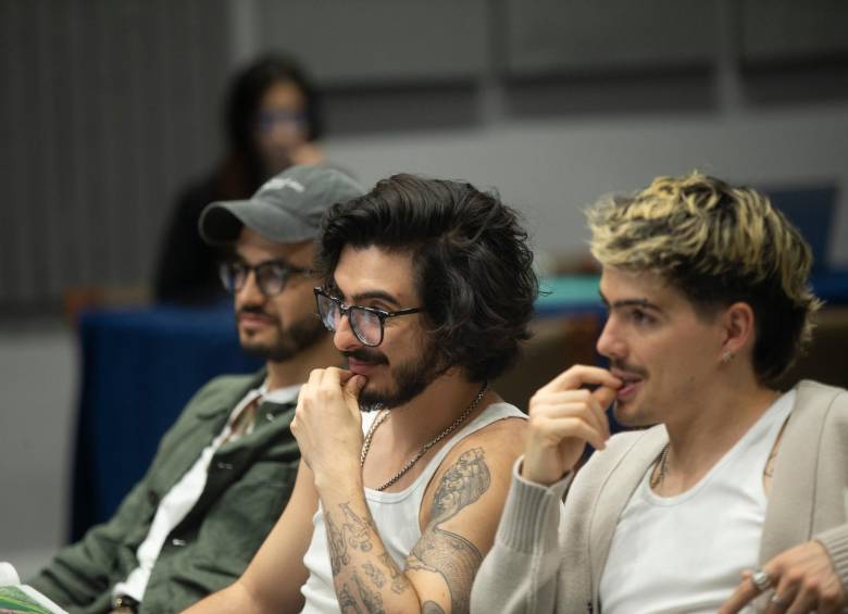 Muy concentrados Juan Pablo Villamil y los hermanos Simón y Martín Vargas escuchando sus tareas para la sección de Tendencias de EL COLOMBIANO. Foto Camilo Suárez