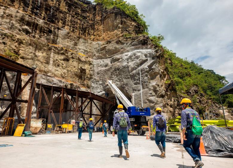 Un grupo de trabajadores recorren la zona de obras de Hidroituango, que debe encender sus dos primeras unidades de generación antes del 30 de noviembre. FOTO: CAMILO SUÁREZ