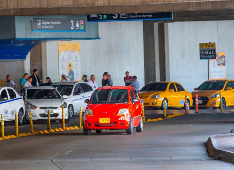 En el túnel del aeropuerto José María Córdova se han intensificado las disputas por los pasajeros, llegando, incluso, a bajarse a los pasajeros de los carros. FOTOS ESNEYDER GUTIÉRREZ CARDONA