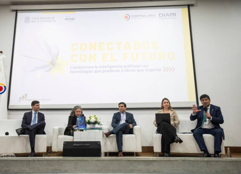 Carlos Andrés Rodado Grijalba, jefe de la Unidad de Análisis de Información - DIARI; Natalia Gaviria Gómez, PhD. Profesora de la UDEA; Demian Gil Marino, líder regional de Copilot en Microsoft; Johanna Pimiento Quintero, gerente de Transformación Digital del Consejo Superior de la Judicatura; Juan Carlos Cortés González, magistrado de la Corte Constitucional. fotos: EL COLOMBIANO. 