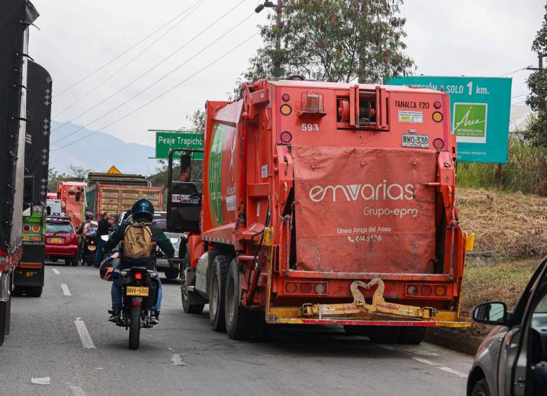 Description: A diferencia de los vehículos recolectores tradicionales (como el de la imagen), el cargue lateral funciona con camiones dotados con brazos mecánicos para vaciar los contenedores. FOTO: MANUEL SALDARRIAGA QUINTERO