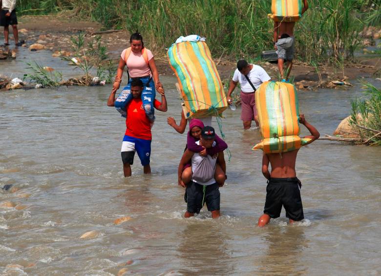 Los trocheros cargan a los migrantes en el paso del río Táchira o llevan mercancías a cuestas para que los comerciantes no tengan que pagar impuestos. Aseguran que son más de mil quienes se dedican a ese “oficio” y levantan hasta 90 kilos. FOTO Camilo Suárez Echeverry