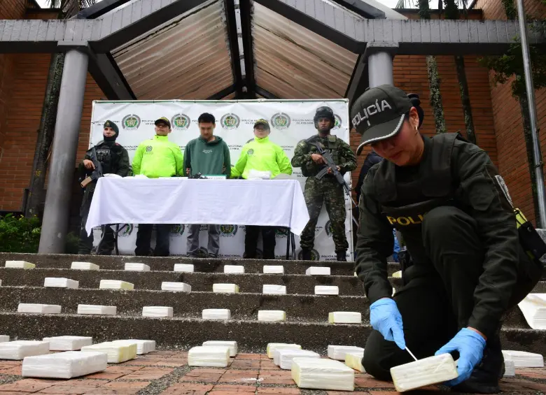 Parte del material incautado y el detenido durante la operación. FOTO: Cortesía