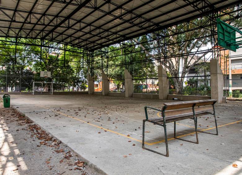 La Alcaldía lleva 10 meses ‘amagando’ con entregar una cancha en el barrio Los Colores