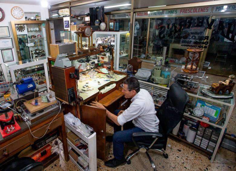 El taller de Elkin en el pasaje comercial Bancoquia es una paraíso para coleccionistas y amantes de la relojería. FOTO: ESNEYDER GUTIÉRREZ