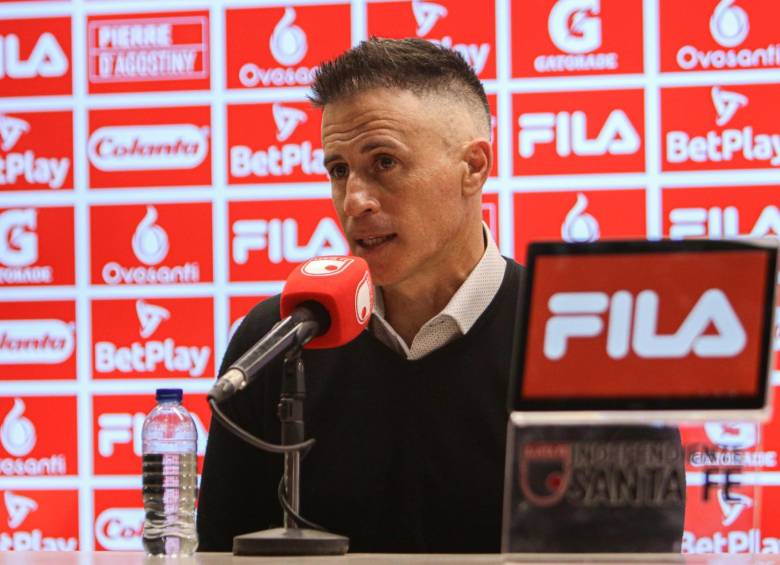 El equipo del técnico uruguayo, Pablo Peirano, quedó eliminado de la Copa BetPlay tras perder contra Atlético Bucaramanga. FOTO: CUENTA DE X @SantaFe