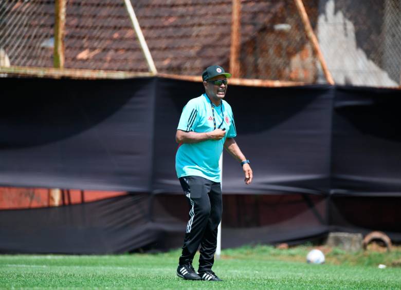 Carlos Paniagua empezó a dirigir en el fútbol femenino cuando se hizo cargo del proyecto deportivo de Formas Íntimas. FOTO: CORTESÍA FEDERACIÓN COLOMBIANA DE FÚTBOL