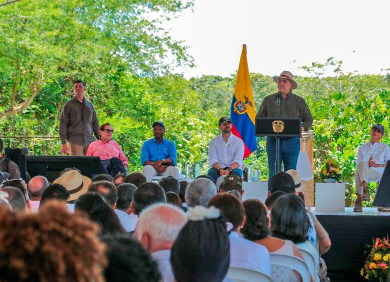 El presidente Iván Duque durante la puesta de la primera piedra de Puerto Antioquia en Turbo. FOTO: CORTESÍA GOBERNACIÓN DE ANTIOQUIA