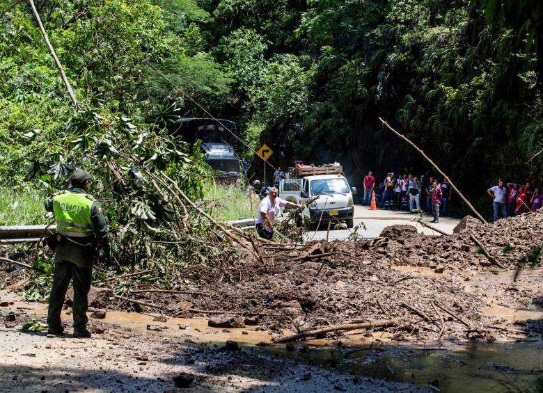 En el kilómetro 59+800 de la vía Amagá - Bolombolo, en el sector de la Sinifaná, se presentaron ayer varios derrumbes que obligaron al cierre intermitente del corredor. FOTOS julio césar herrera