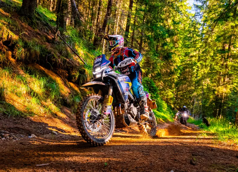 Fernández en la moto 450 MT Sport de CF Moto. FOTO: Cortesía