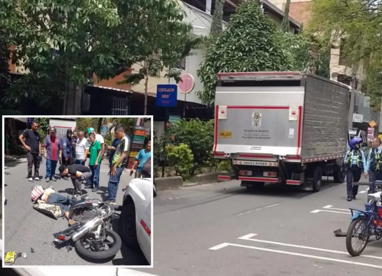 Adelante, el joven accidentado. Atrás el camión del tránsito involucrado. FOTO: Cortesía Denuncias Antioquia