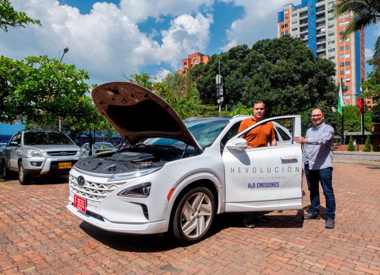 Juan Camilo Múnera, cofundador de Hevolution (der.), y Juan Felipe Betancur, del equipo de Opex (izq.). El carro es un Hyundai Nexo de pila de combustible de hidrógeno, que costó US$76.000 FOTO camilo suárez
