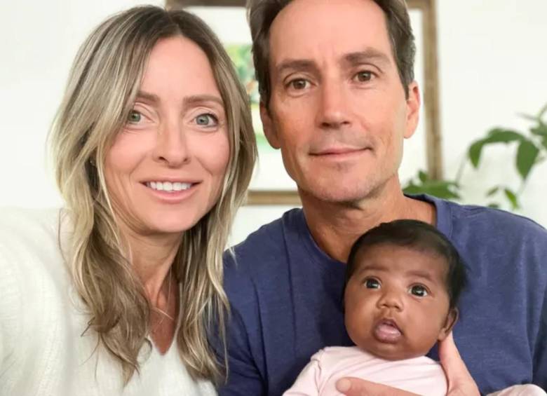 Aunque la pareja dice que es una alegría ser padres de “una niña hermosa y saludable”, espera poder conocer qué pasó con sus propios embriones congelados. FOTO: Tomada de redes sociales de Steven Mills