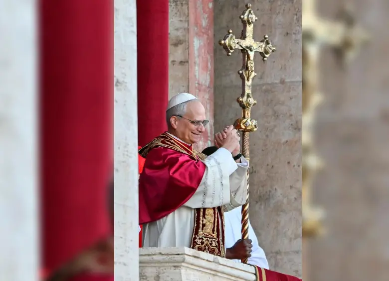 El papa León XIV saluda por primera vez desde el balcón de la Basílica de San Pedro tras ser elegido por el cónclave. FOTO Getty