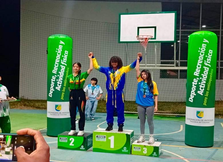 Con 46 kilos de valentía, la luchadora turbeña Deimis Licona se llevó el oro en los Juegos Departamentales