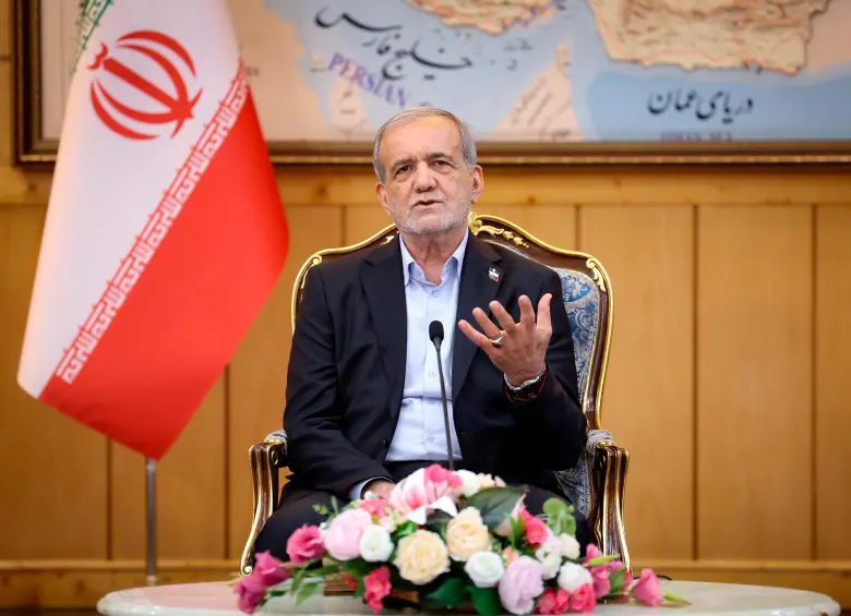 El presidente de Irán, Masud Pezeshkian, rechazó negociaciones sobre el asunto nuclear que puedan engendrar “nuevos problemas”, tras el restablecimiento de las sanciones de la ONU contra ese país. FOTO getty