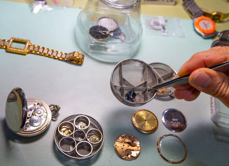 El maestro Elkin Chaverra trabaja con un meticuloso y casi compulsivo su proceso para despiezar y restaurar un reloj. Tiene una herramienta para cada pieza. FOTO: ESNEYDER GUTIÉRREZ