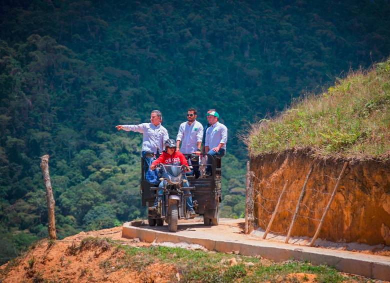 Entregaron el segundo tramo del proyecto Bicimotorrutas o Las Rutas Verde de Antioquia, en la zona rural de Caramanta. Foto: Tomada de la cuenta de X de Juan Pablo López, secretario en Desarrollo Sostenible, Gobernación de Antioquia. 