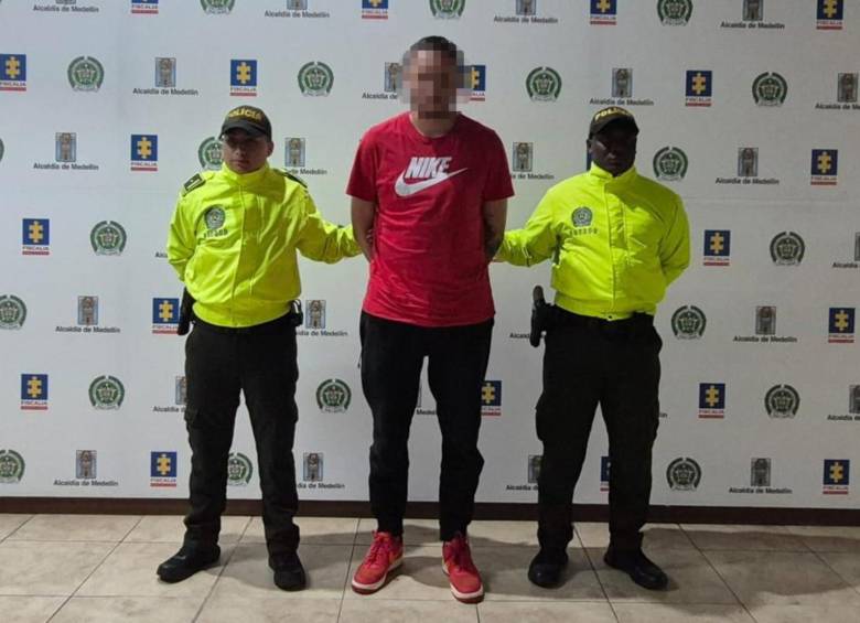 Alias Pulga, de 31 años, tras su detención por miembros de la Policía. FOTO: Cortesía