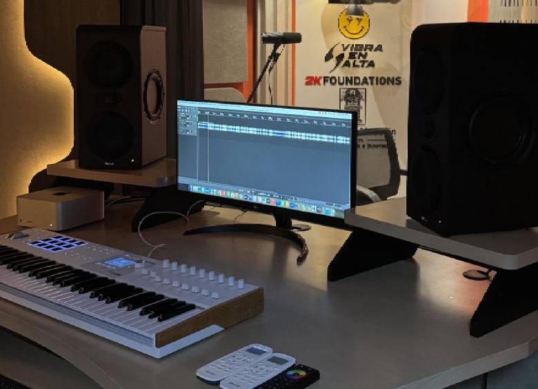 El primer estudio de grabación público en la Comuna 1-Popular ofrece acceso gratuito a equipos de producción musical profesional, asesorías y formación especializada para artistas emergentes. FOTO: Cortesía