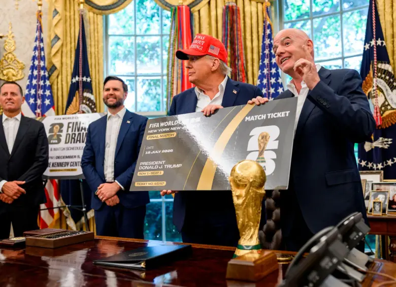 El presidente de Estados Unidos, Donald Trump, y el presidente de la Fifa, Gianni, en la Casa Blanca. FOTO: Tomada de X @WhiteHouse
