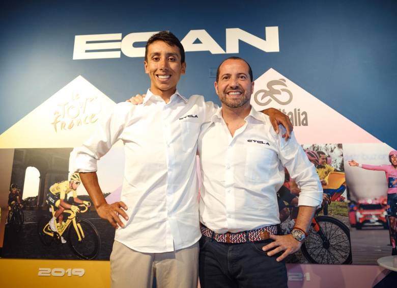 Con su socio Camilo Reina, ejecutivo experto en retail y en el mundo digital, el ciclista colombiano Egan Bernal presentó un centro de experiencia en Bogotá. Foto: Cortesía