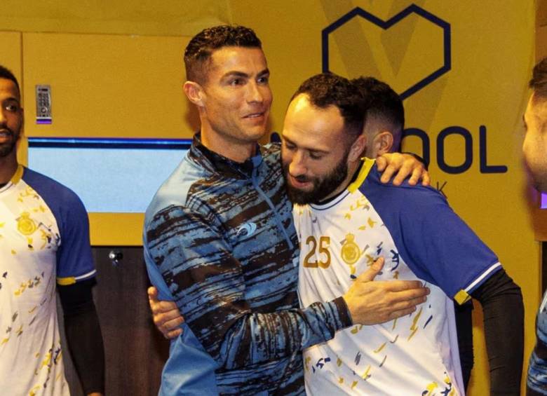 Cristiano Ronaldo y David Ospina saludándose en la previa de un entrenamiento con el Al-Nassr. FOTO: AFP