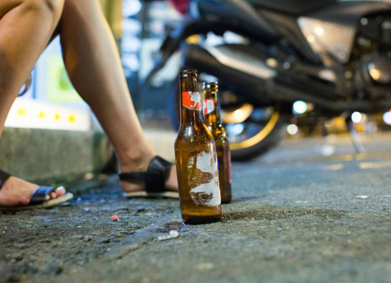 Las recaídas en el consumo de alcohol están asociadas con los modificaciones que la bebida produce en el cerebro. Foto: Archivo.