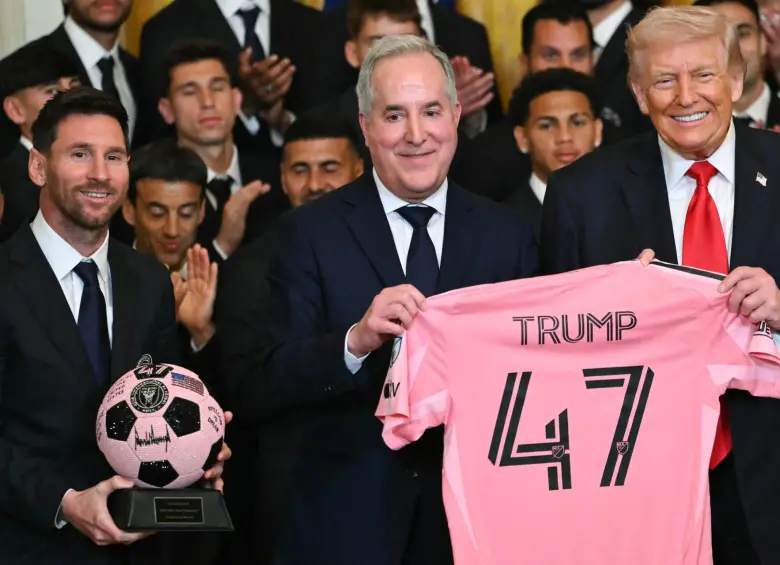 Jorge Mas y Messi posando junto a Trump y el regalo que le dieron. FOTO: AFP