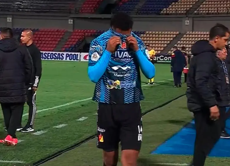El futbolista del Deportivo Pereira, Carlos Vega, sale de la cancha del estadio Libertad de Pasto tras ser expulsado en la noche del lunes 27 de octubre. Foto: captura de pantalla 
