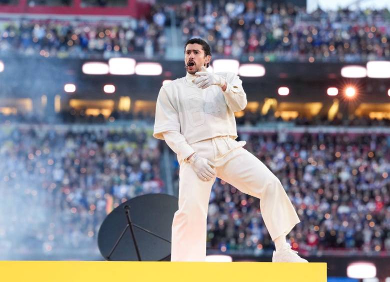 Bad Bunny agradeció a su equipo luego de los 13 minutos de show que ofreció en el Levi´s Stadium de Santa Clara, California. Foto: Getty Images