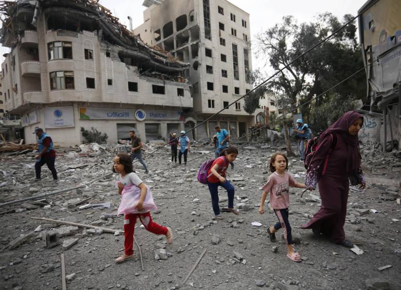 Los civiles se alejan en busca de lugares más seguros después de los ataques aéreos israelíes en la Franja de Gaza. FOTO: Anadolu via Getty Images