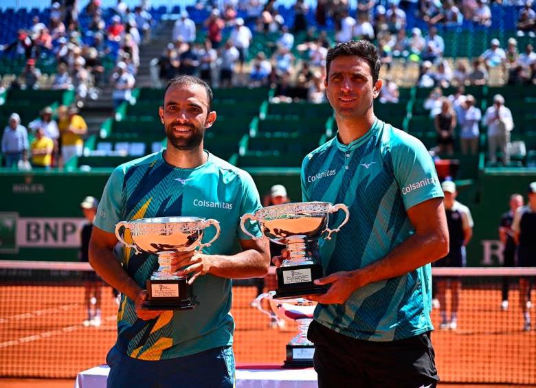 Juan Sebastián Cabal y Robert Farah recibieron el galardón que los acredita como subcampeones del Masters 1000 de Montecarlo en dobles. Foto: @juanscabal