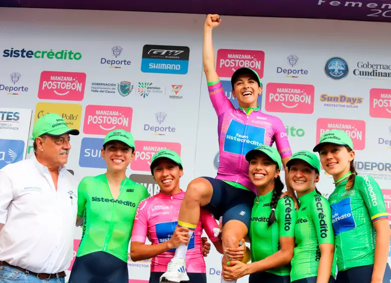 Diana Peñuela, sus demás compañeras y el entrenador Gabriel Jaime Vélez tras la conquista de la Vuelta a Colombia-2025. FOTO CORTESÍA FEDECICLISMO