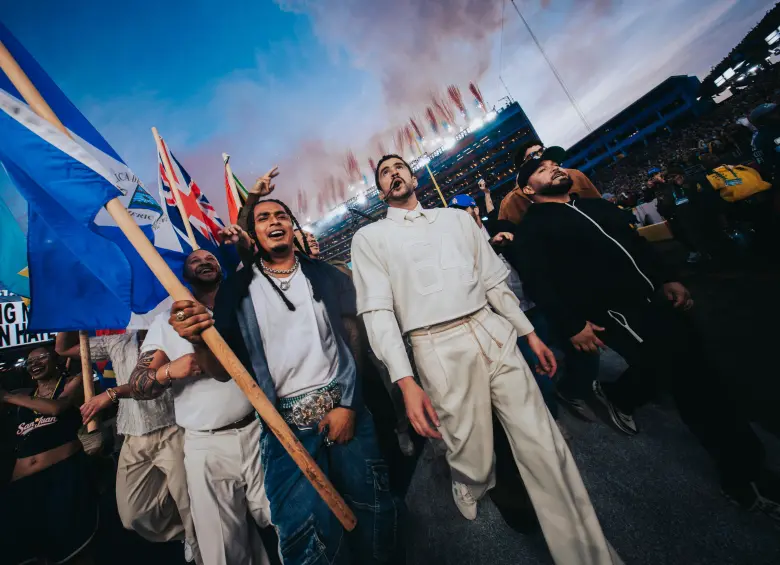 Al fondo se ve el humo de colores, unos de los puntos de pirotecnia que tenía Benito para este show. FOTO Cortesía Edwin Rodríguez / Bad Bunny