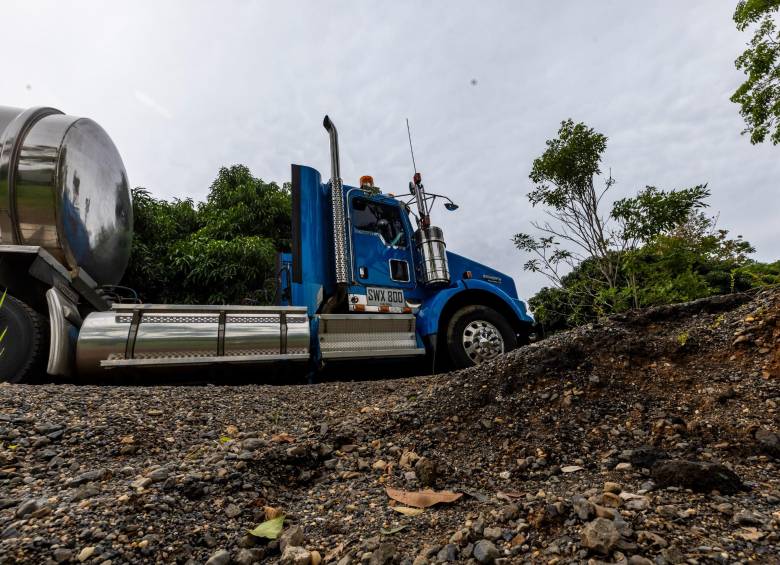 Baches enormes hacen casi volcar a los vehículos pesados que por allí transitan. FOTO: Camilo Suárez E.