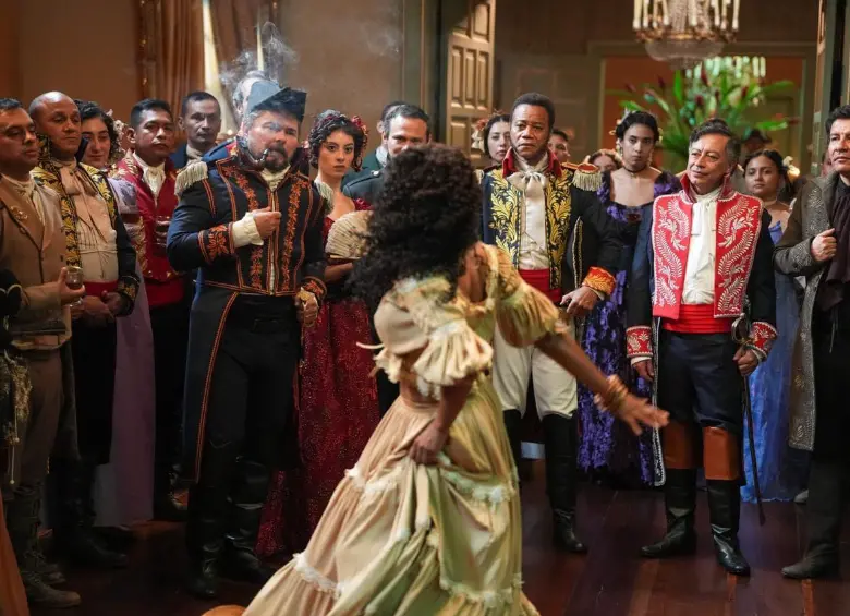 Imagen del rodaje de <i>Padilla: el ángel negro de la libertad</i>, en la que aparece el presidente Gustavo Petro caracterizado como militar del siglo XIX junto al actor Cuba Gooding Jr.