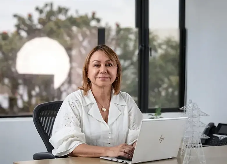 El presidente electo, Abelardo de la Espriella, anunció la llegada de María Noemí Arboleda Arango como la nueva ministra de Minas y Energía. El mandatario señaló la importancia de su nombramiento ante su experiencia en el sector y le delegó funciones para evitar un apagón en Colombia. FOTO: Cortesía.