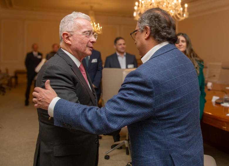 Lo que comenzó como un encuentro para un tinto entre Petro y Uribe, terminó incluyendo cena y un debate sobre la reforma a la salud, sin consensos sobre un proyecto que satisfaga a ambas partes. FOTO PRESIDENCIA