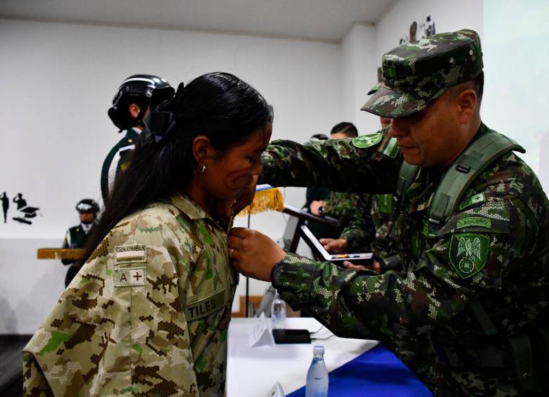 A la indígena Yerzibel Tiles Ipuana la condecoraron con la medalla Juan Bautista Solarte Obando, reservada para los mejores reclutas de un contingente incorporados por un batallón. FOTO cortesía del ejército