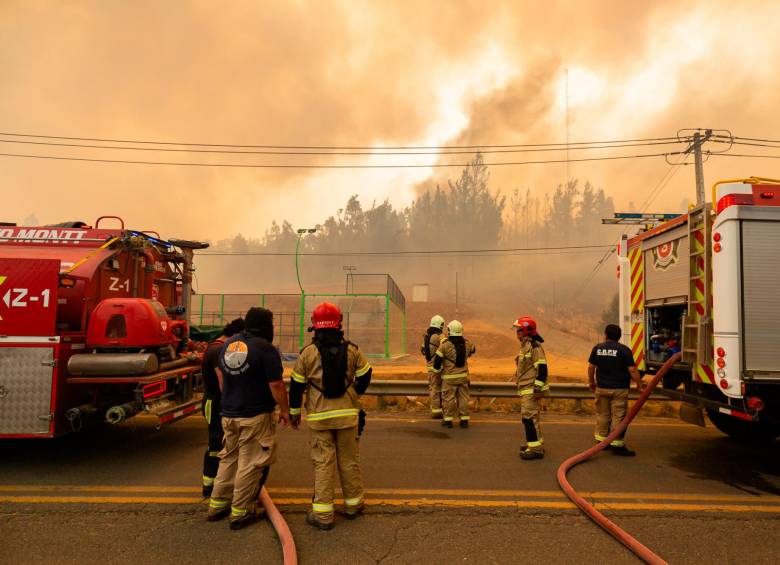 Según las autoridades, al menos 22 personas han perdido la vida entre las llamas por la emergencia en Chile. FOTO EFE