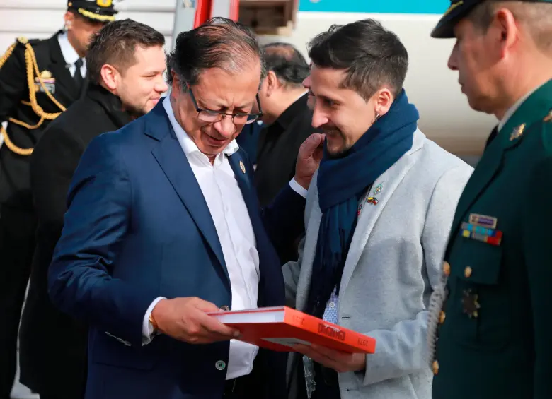 El presidente Gustavo Petro y Sebastián Guanumen durante una visita del mandatario a Chile. FOTO: Colprensa