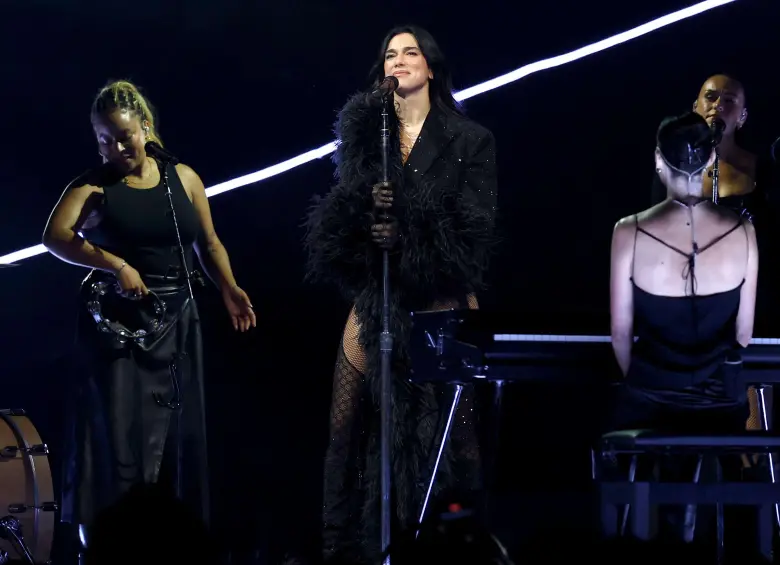 Dua Lipa ha presentando más de 50 covers durante toda la gira. FOTO: AFP 