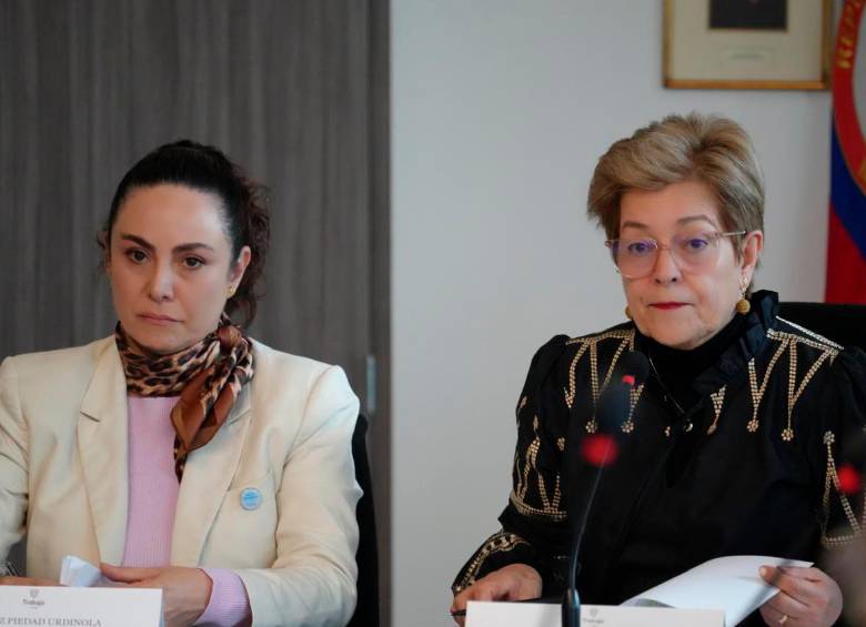 Piedad Urdinola, directora del Dane (izq.) y Gloria Inés Ramírez, ministra de Trabajo (der.), durante la presentación de los datos de productividad, claves en la discusión del salario mínimo 2025 en Colombia. FOTO CORTESÍA MINTRABAJO