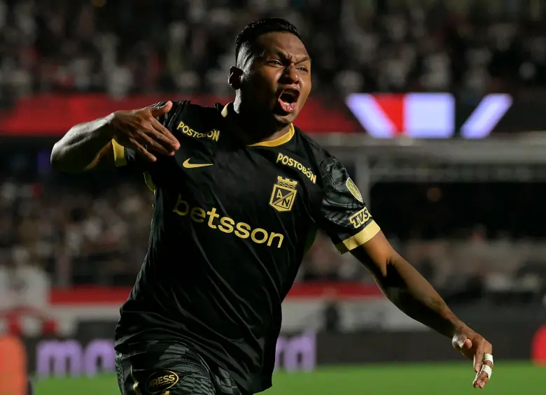 Alfredo Morelos y su celebración luego de anotarle al Sao Paulo de penalti. FOTO: AFP