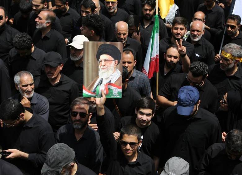 Los ayatolás en Irán prometieron vengar la muerte de su líder supremo, Alí Jameneí. FOTO: XINHUA