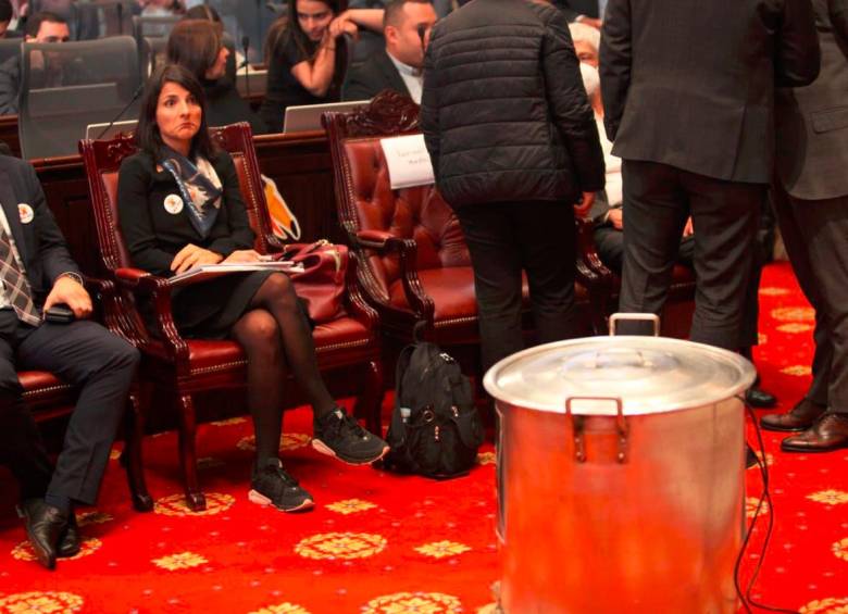 La oposición llevó una olla a la Cámara de Representantes para el debate de moción de censura contra Irene Vélez. FOTO: Cortesía