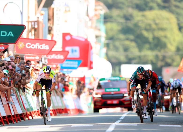 Rui Costa se impuso en los últimos metros al esprint al alemán Lennard Kämna (Bora) y al colombiano Santiago Buitrago (Bahrain). FOTO: GETTY